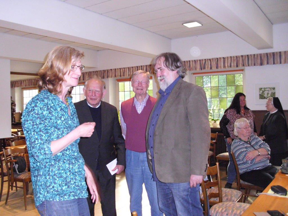Mitglieder im Gespräch beim Jubiläumsfest