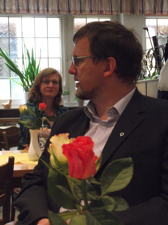 Rose und Gespräch beim Fest