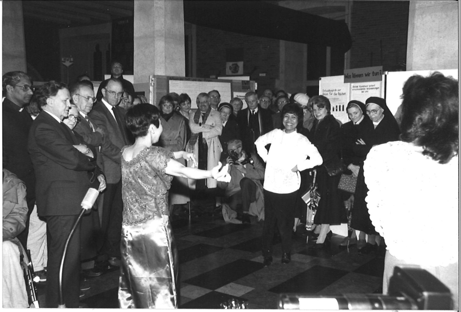 Gäste und Tanz in der Bürgerhalle 1987