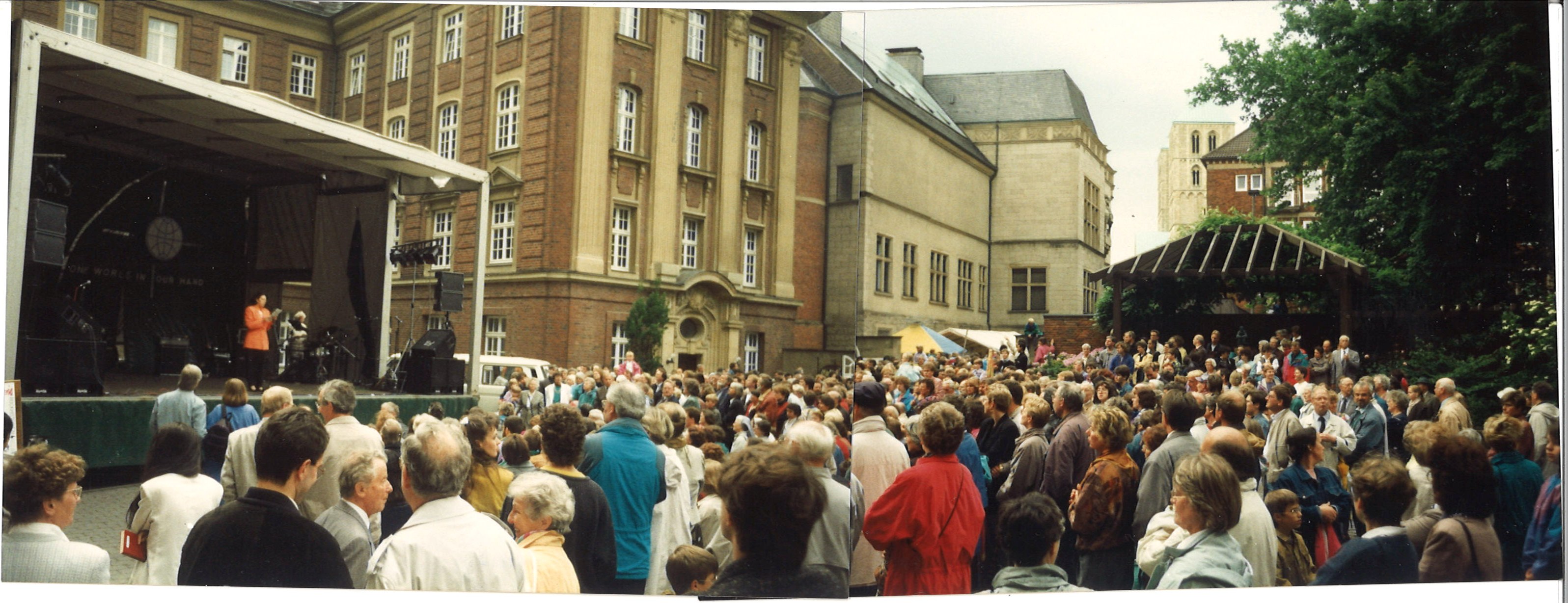 Menschenmenge beim Fest der Nationen 1993