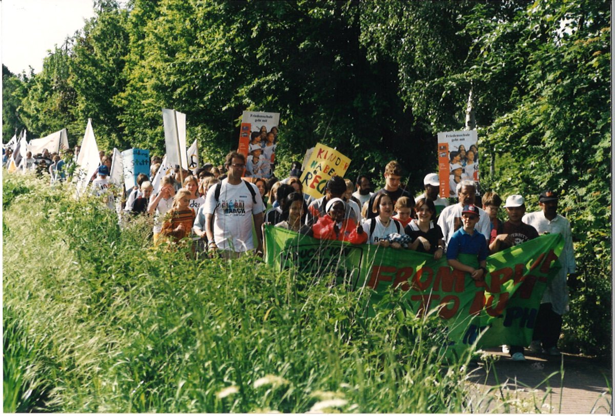 Teilnehmende des Global March auf dem Weg durch Münster, 1998