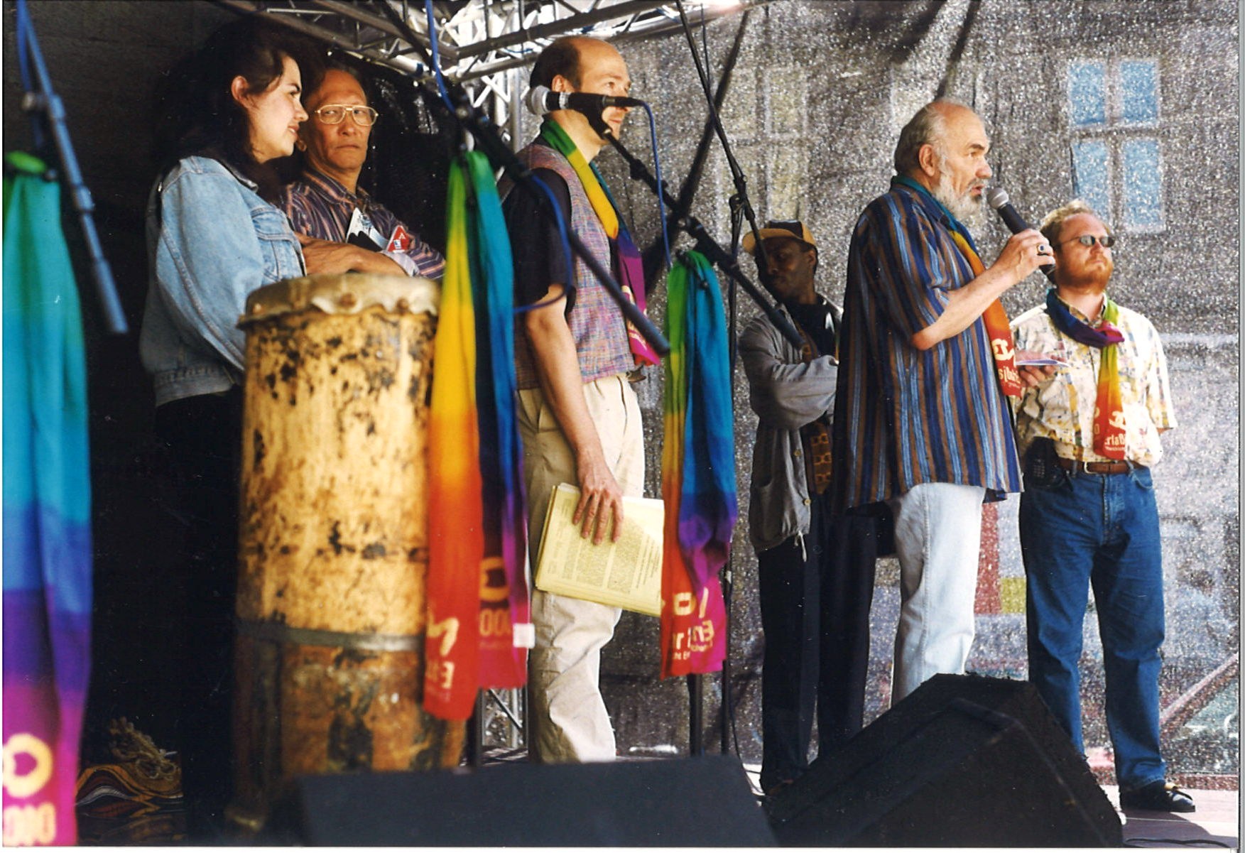 Podium mit Rednern und Regenbogenfahnen, Erlassjahr 2000