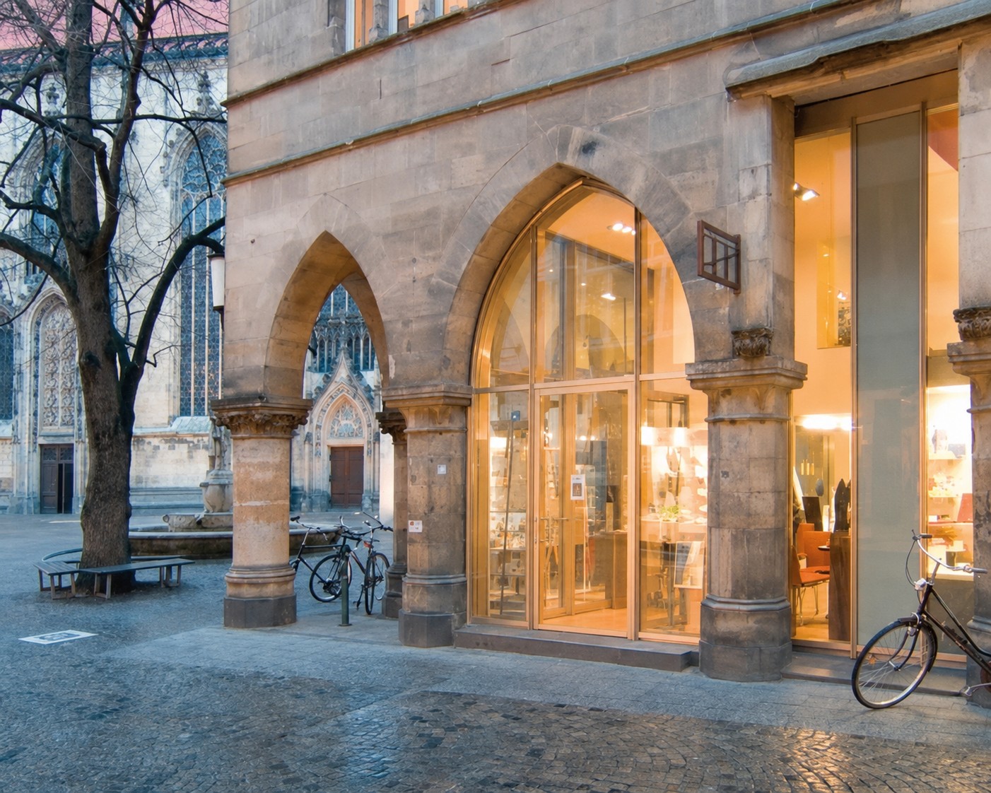 Gäste im Kirchenfoyer